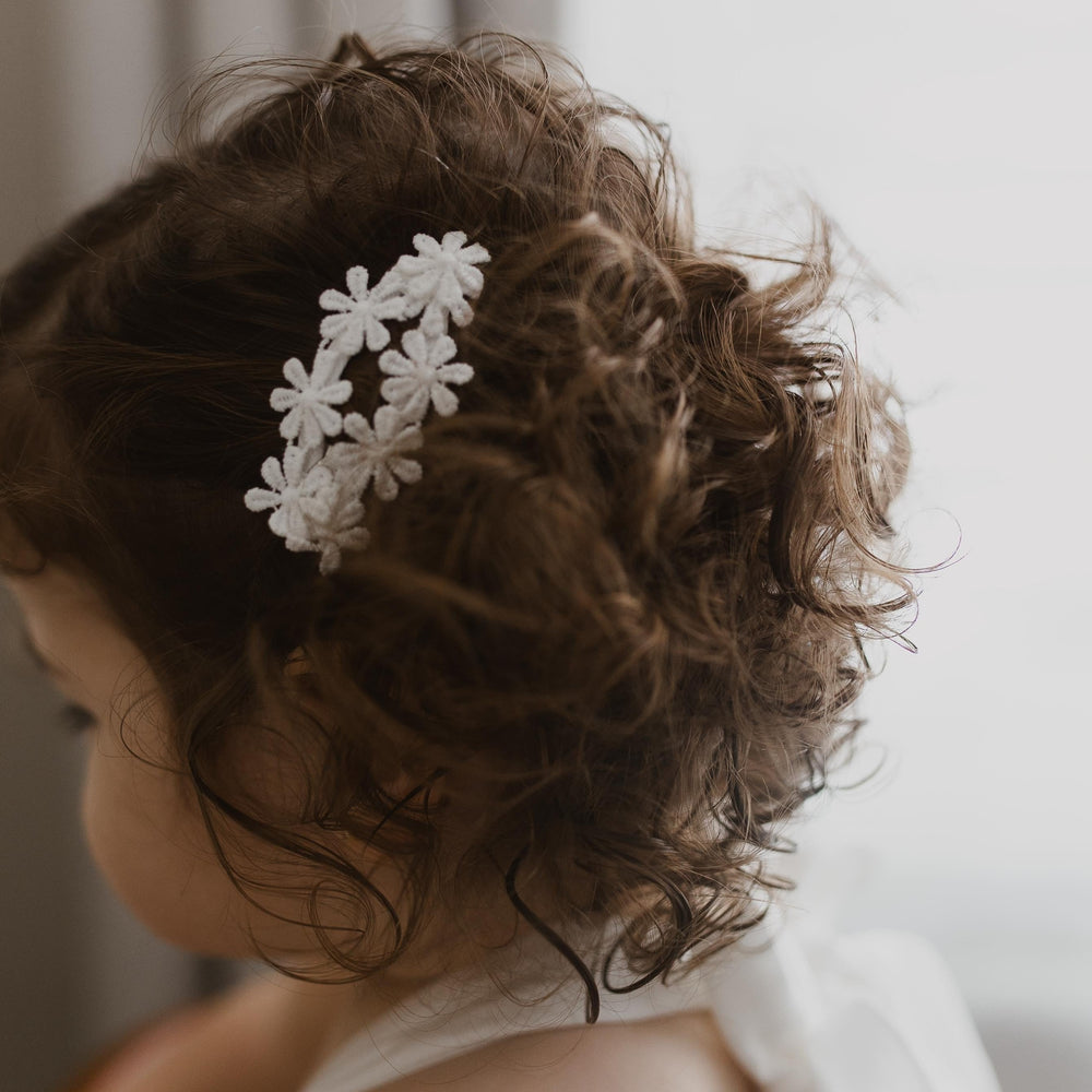 
                  
                    Load image into Gallery viewer, White Flower Chain Hair Clip
                  
                