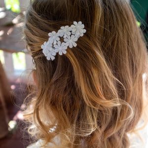 
                  
                    Load image into Gallery viewer, White Flower Chain Hair Clip
                  
                